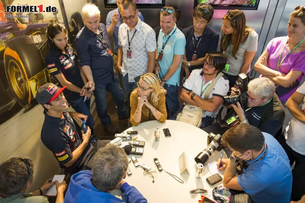 Foto zur News: Beim Grand Prix von Belgien drängelt sich die Weltpresse dann schon um Ricciardo: Volles Haus beim Pressetermin.
