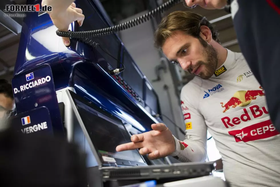 Foto zur News: Von da an geht&#039;s sukzessive bergab mit Toro Rosso, weil die Entwicklung des STR8 frühzeitig eingestellt wird. Vergne ist die Enttäuschung darüber, von Red Bull übergangen worden zu sein, permanent anzusehen. Symbolischer Tiefpunkt: Im Qualifying in Suzuka fängt sein Auto Feuer.