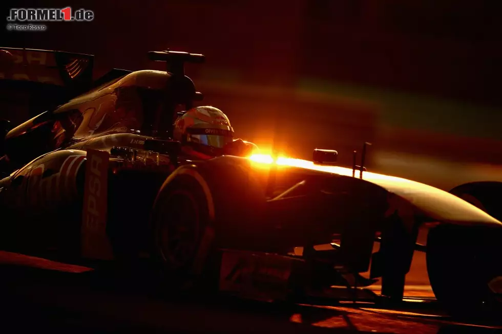 Nullnummer beim Heim-Grand-Prix der arabischen Geldgeber in Abu Dhabi: Ricciardo vermasselt den Start, Vergne leidet an abbauenden Reifen. Foto zur News: Nullnummer beim Heim-Grand-Prix der arabischen Geldgeber in Abu Dhabi: Ricciardo vermasselt den Start, Vergne leidet an abbauenden Reifen.
