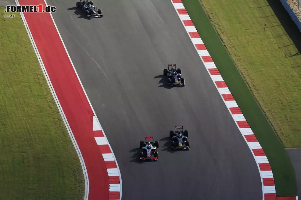In Austin verliert Ricciardo einen möglichen Punkt in der letzten Runde gegen Jenson Button. Toro Rosso hat vor dem Saisonfinale gerade mal einen Zähler aus den letzten sechs Rennen mitgenommen. Foto zur News: In Austin verliert Ricciardo einen möglichen Punkt in der letzten Runde gegen Jenson Button. Toro Rosso hat vor dem Saisonfinale gerade mal einen Zähler aus den letzten sechs Rennen mitgenommen.