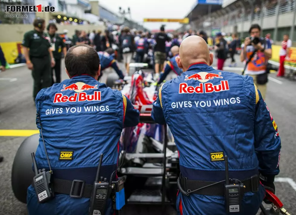 Foto zur News: Die Mechaniker schieben die beiden Toro Rossos indes auf die besten Startpositionen der gesamten Saison: Ricciardo wird Siebter, Vergne Achter. So gut war Red Bulls B-Team bisher noch in keinem Qualifying 2013.