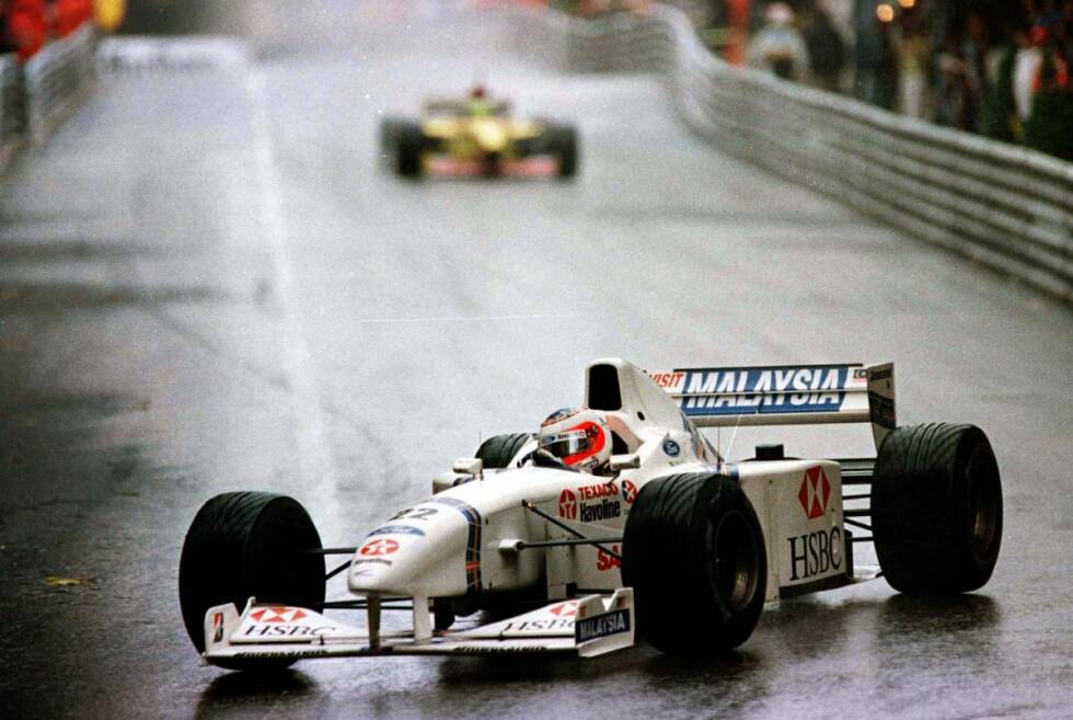 Foto zur News: Erst mit dem Wechsel zu Stewart im Jahr 1997 gelingt es Barrichello, Sennas langen Schatten zu überwinden und eine eigenständige Persönlichkeit zu entwickeln. Das wird prompt belohnt: Zweiter Platz im Regen von Monaco, ausgerechnet in Sennas Wohnzimmer - und das als frischgebackener Ehemann!