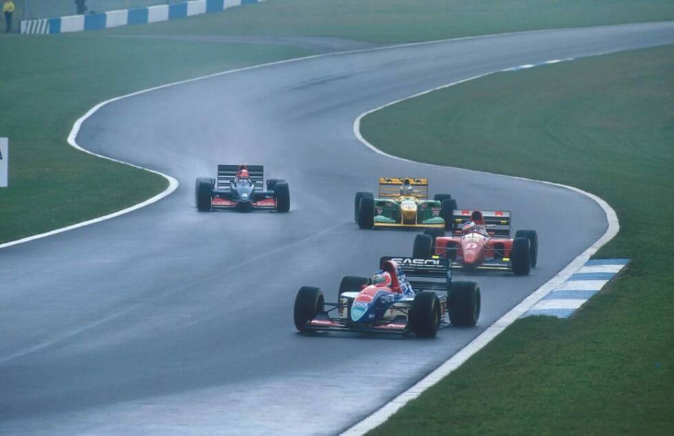 Foto zur News: In seinem erst dritten Grand Prix - in Donington bei einer von Sennas größten Sternstunden - zeigt Barrichello erstmals sein Riesentalent. Als Zwölfter gestartet, kommt er aus der vielleicht legendärsten ersten Formel-1-Runde überhaupt sensationell als Vierter zurück.