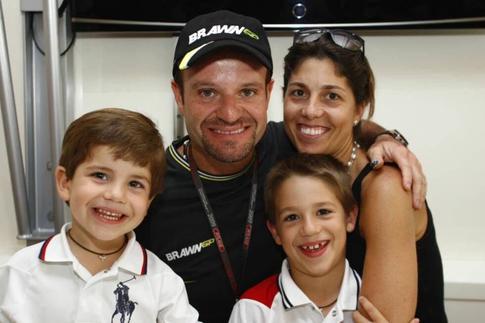 Foto zur News: 2009 lernt Barrichello das Lächeln wieder: Mit Ehefrau Silvana und den beiden Söhnen Eduardo und Fernando.