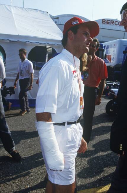 Foto zur News: Doch dann kommt Imola: Barrichello verunglückt im Freitagstraining schwer, kommt mit einem gebrochenen Arm davon. Roland Ratzenberger und Ayrton Senna haben weniger Glück. Rubens&#039; großes Idol, inzwischen ein Freund geworden, ist tot.