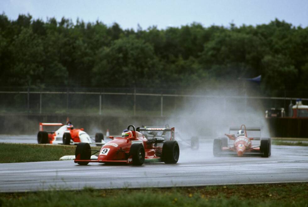 Foto zur News: 1991 geht es in der gleichen Tonart weiter: Das brasilianische Wunderkind, besonders talentiert im Regen, gewinnt auch die prestigeträchtige Britische Formel 3 im ersten Anlauf und seztt sich dabei gegen einen gewissen David Coulthard durch.