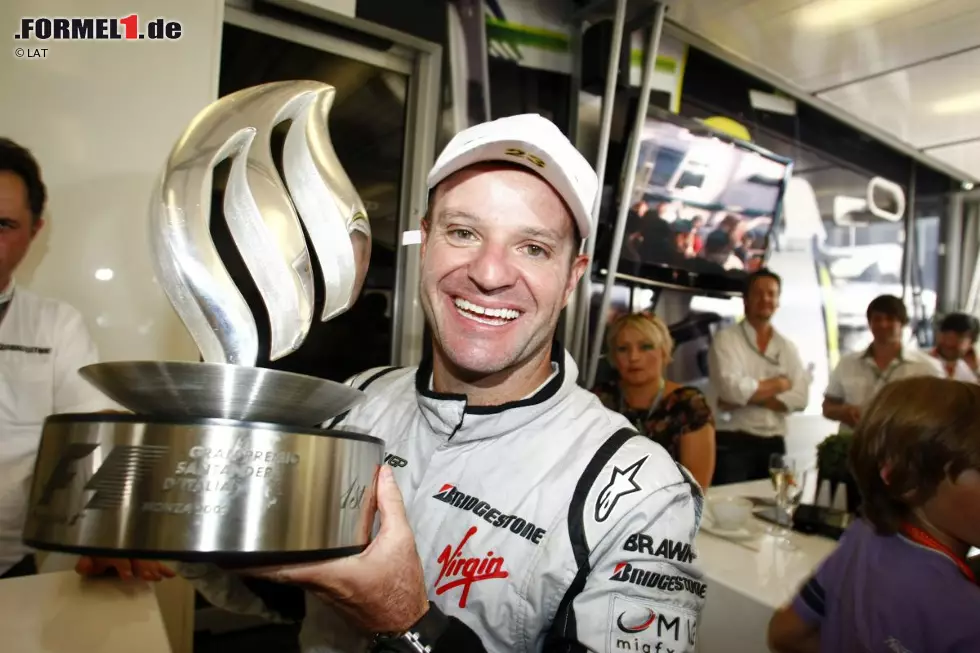 Der letzte von Barrichellos insgesamt elf Grand-Prix-Siegen: Monza 2009 im Brawn-Mercedes. Mit dem WM-Titel wird es aber nichts. Den reißt sich Teamkollege Jenson Button unter den Nagel. Foto zur News: Der letzte von Barrichellos insgesamt elf Grand-Prix-Siegen: Monza 2009 im Brawn-Mercedes. Mit dem WM-Titel wird es aber nichts. Den reißt sich Teamkollege Jenson Button unter den Nagel.