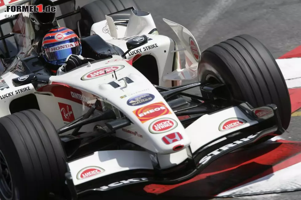 Ende 2005 hat Barrichello genug davon, Schumachers Wasserträger zu sein. Als immerhin zweimaliger Vizeweltmeister (2002 und 2004) wechselt er zu Honda. In Monaco 2006 fährt er mit dem Helm von Landsmann Tony Kanaan als Vierter sein bestes Saisonergebnis ein. Kanaan führt am selben Tag mit Barrichellos Helmdesign das Indy 500 an, wird aber nur Fünfter. Foto zur News: Ende 2005 hat Barrichello genug davon, Schumachers Wasserträger zu sein. Als immerhin zweimaliger Vizeweltmeister (2002 und 2004) wechselt er zu Honda. In Monaco 2006 fährt er mit dem Helm von Landsmann Tony Kanaan als Vierter sein bestes Saisonergebnis ein. Kanaan führt am selben Tag mit Barrichellos Helmdesign das Indy 500 an, wird aber nur Fünfter.