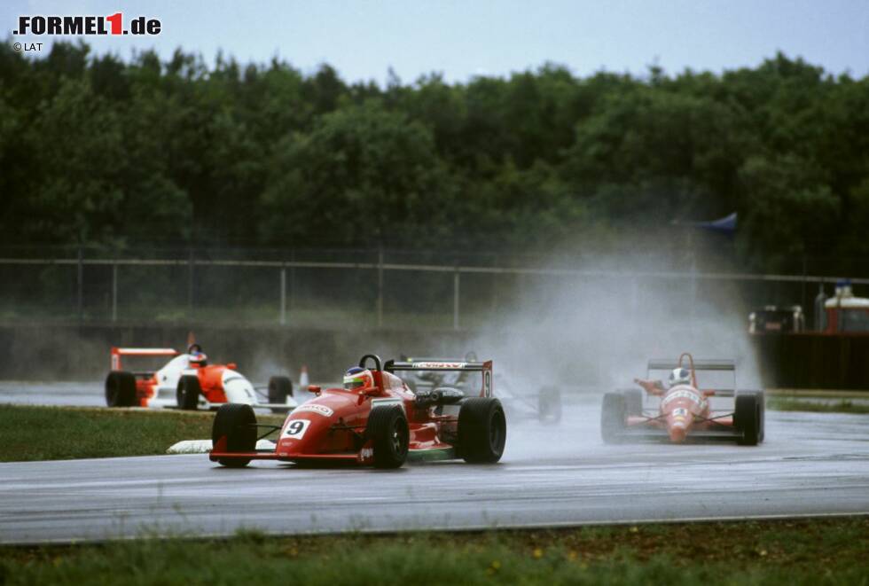 1991 geht es in der gleichen Tonart weiter: Das brasilianische Wunderkind, besonders talentiert im Regen, gewinnt auch die prestigeträchtige Britische Formel 3 im ersten Anlauf und seztt sich dabei gegen einen gewissen David Coulthard durch. 1991 geht es in der gleichen Tonart weiter: Das brasilianische Wunderkind, besonders talentiert im Regen, gewinnt auch die prestigeträchtige Britische Formel 3 im ersten Anlauf und seztt sich dabei gegen einen gewissen David Coulthard durch.