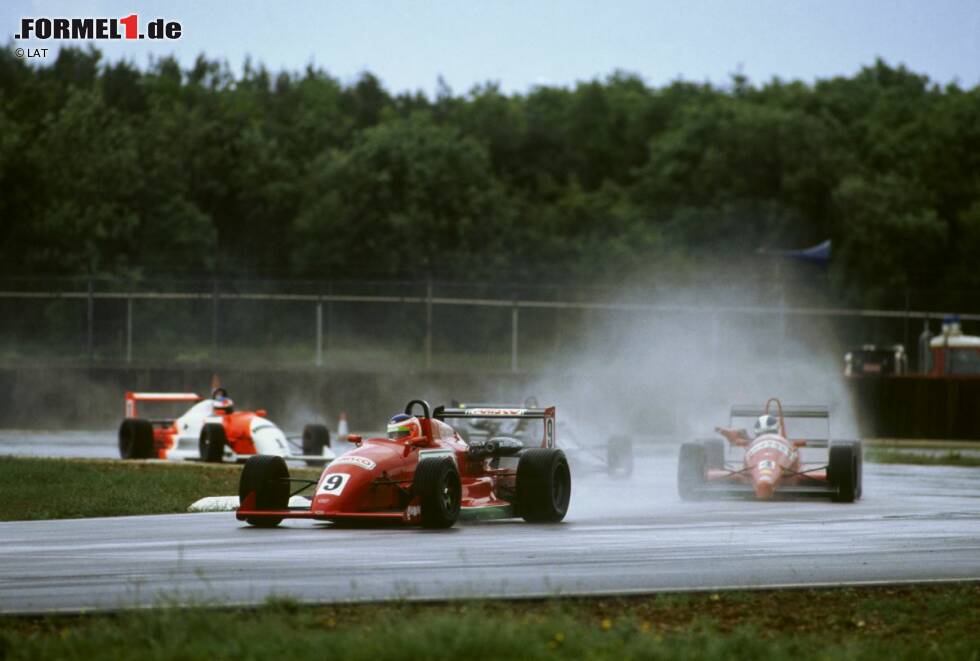 Foto zur News: 1991 geht es in der gleichen Tonart weiter: Das brasilianische Wunderkind, besonders talentiert im Regen, gewinnt auch die prestigeträchtige Britische Formel 3 im ersten Anlauf und seztt sich dabei gegen einen gewissen David Coulthard durch.