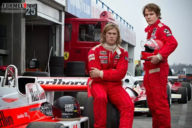 Foto zur News: James Hunt und Niki Lauda, verkörpert von Chris Hemsworth und Daniel Brühl, sind die zentralen Figuren im dramatischen Formel-1-Film. Schon in der Formel 3 waren sie aneinander geraten, schon früh entstand eine beinharte Rivalität zwischen dem Engländer und dem Österreicher. Ihre Krönung erfährt dieses Wetteifern in der Formel 1, beim spannenden WM-Titelkampf der Saison 1976. Hunt im McLaren und Lauda im Ferrari, Seite an Seite, den Erfolg im Blick.