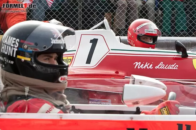 Und so treffen die beiden Kontrahenten im letzten Saisonrennen 1976 noch einmal aufeinander. James Hunt gegen Niki Lauda. Im strömenden Regen von Fuji, wo die Entscheidung in der Weltmeisterschaft fallen muss. Lauda, der den Regen fürchtet und die Gefahr scheut. Hunt, der dem Risiko eiskalt entgegenblickt, aber unbedingt punkten muss. Es ist ein respektvolles Duell auf Augenhöhe. "Rush - Alles für den Sieg" auf der Zielgeraden. Doch dieses Finale hat es noch einmal in sich! Überzeugen Sie sich selbst davon. Ab 3. Oktober 2013 in den deutschen Kinos. Foto zur News: Und so treffen die beiden Kontrahenten im letzten Saisonrennen 1976 noch einmal aufeinander. James Hunt gegen Niki Lauda. Im strömenden Regen von Fuji, wo die Entscheidung in der Weltmeisterschaft fallen muss. Lauda, der den Regen fürchtet und die Gefahr scheut. Hunt, der dem Risiko eiskalt entgegenblickt, aber unbedingt punkten muss. Es ist ein respektvolles Duell auf Augenhöhe. "Rush - Alles für den Sieg" auf der Zielgeraden. Doch dieses Finale hat es noch einmal in sich! Überzeugen Sie sich selbst davon. Ab 3. Oktober 2013 in den deutschen Kinos.
