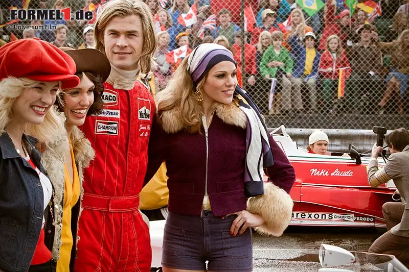 Foto zur News: Und die Gegensätze könnten nicht größer sein: James Hunt als die Coolness in Person, der klassische Playboy der 1970er-Jahre, immer umgeben von hübschen Mädchen, einem Schluck Alkohol niemals abgeneigt. Aber: James Hunt ist auch ein begnadeter Rennfahrer, virtuos am Lenkrad. Niki Lauda hingegen hat für einen solchen Lebenswandel nichts übrig, kann die scheinbare Gleichgültigkeit von Hunt nicht verstehen. Lauda, der Realist, der technisch versierte Rennfahrer, der unermüdlich für den Erfolg arbeitet. Und vielleicht ist da ein bisschen Neid im Blick, als er seinen großen Konkurrenten beobachtet?