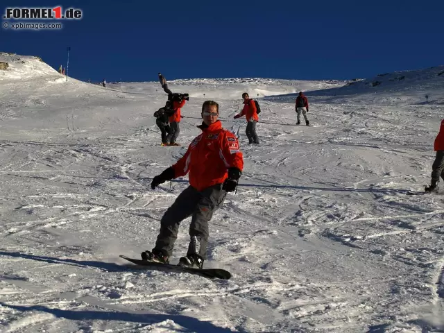 Doch auch auf dem Snowboard hat sich Schumacher schon versucht. Foto zur News: Doch auch auf dem Snowboard hat sich Schumacher schon versucht.