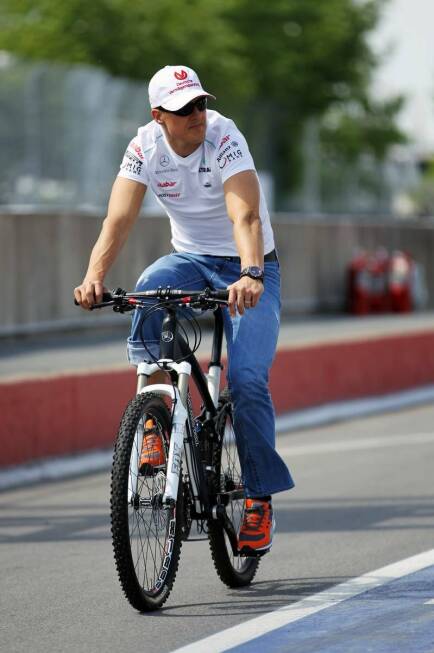 Foto zur News: ...oder zur Streckenerkundung. Auch auf dem Fahrrad ist Michael Schumacher regelmäßig unterwegs.
