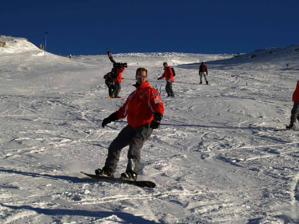 Foto zur News: Doch auch auf dem Snowboard hat sich Schumacher schon versucht.