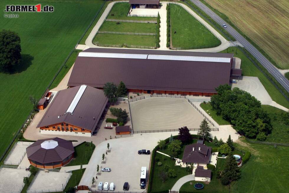 Foto zur News: Das passende Trainingsgelände in Form einer Western-Ranch ließ der Rekordweltmeister kurzerhand in der Nähe seines Hauses in der Schweiz errichten.