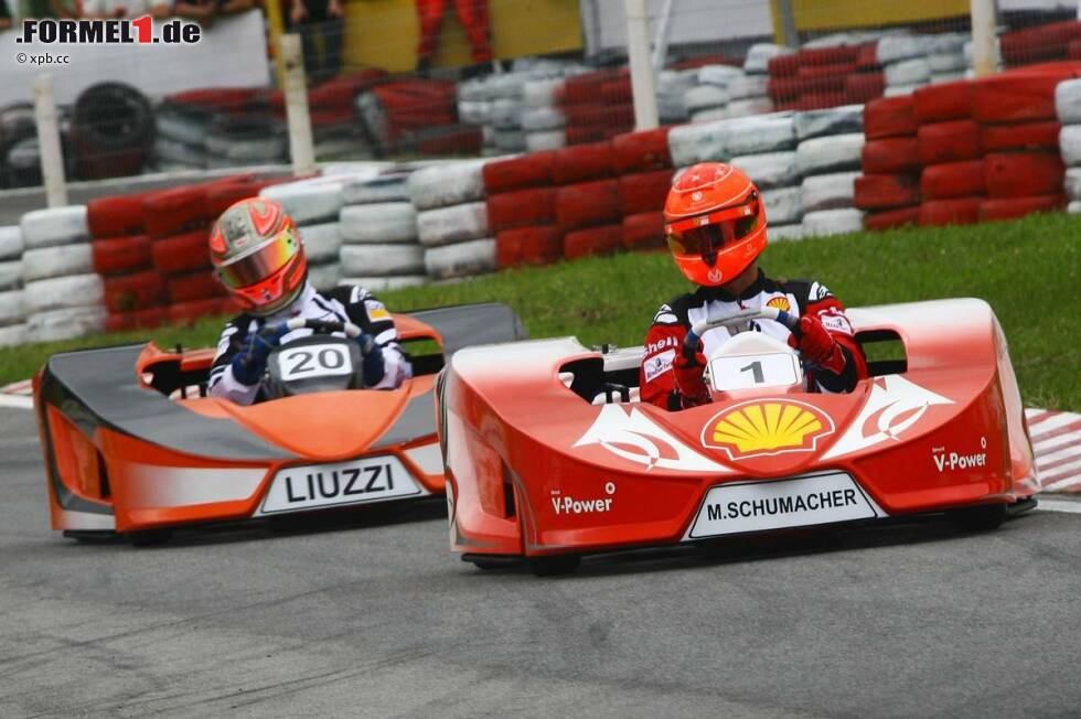 Foto zur News: Auch beim Kartrennen seines Kollegen Felipe Massa in Florianapolis war Michael Schumacher Stammgast.