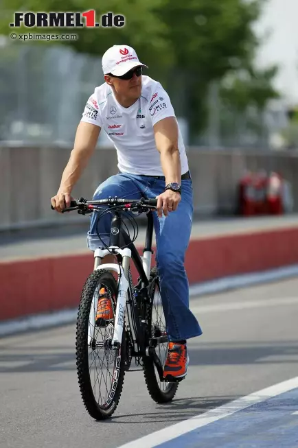 Foto zur News: ...oder zur Streckenerkundung. Auch auf dem Fahrrad ist Michael Schumacher regelmäßig unterwegs.