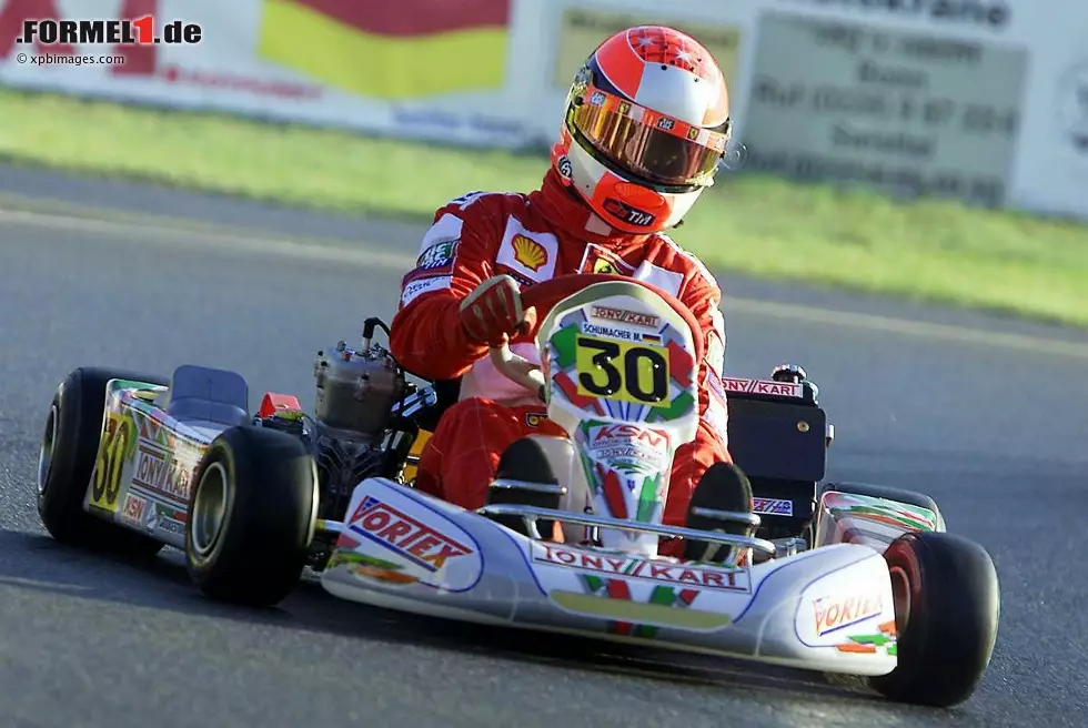 Foto zur News: Seiner ersten Liebe im Motorsport blieb &quot;Schumi&quot; immer treu: Auch als Formel-1-Fahrer fährt er regelmäßig Kart und trat 2001 sogar als damals vierfacher Formel-1-Champion bei der Weltmeisterschaft auf seiner Heimstrecke in Kerpen-Manhein an.