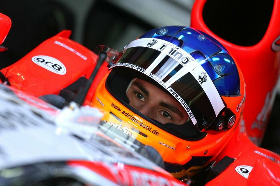 Foto zur News: Februar 2006: Bei den Wintertests in Valencia macht Adrian Sutil erstmals Bekanntschaft mit dem MF1-Formel-1-Auto. Er darf einige Testrunden drehen und sammelt Formel-1-Erfahrung.