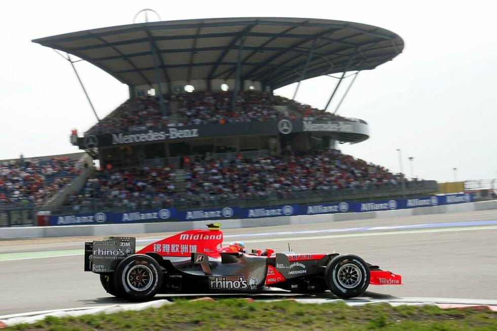 Foto zur News: Mai 2006: Adrian Sutil gibt beim Formel-1-Grand-Prix auf dem Nürburgring sein Debüt an einem Formel-1-Rennwochenende. Im Freien Training darf er den MF1-Rennwagen auf der Strecke bewegen und kann sich vor seinen heimischen Fans in Szene setzen.