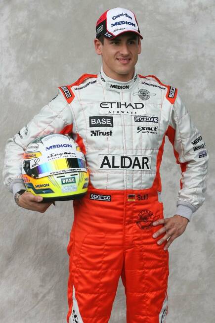 Foto zur News: März 2007: Adrian Sutil posiert für das obligatorische Pressefoto. Es ist der Formel-1-Saisonauftakt in Melbourne, wo die Piloten vor einem einheitlichen Hintergrund abgelichtet werden. Sutil steht vor seinem Formel-1-Debüt als Stammfahrer.