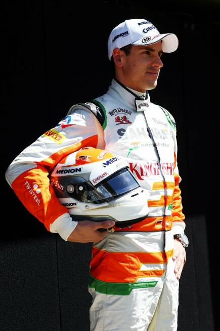 Foto zur News: März 2013: Wieder ein Grand-Prix-Pilot. Nach einem Jahr ohne Formel-1-Cockpit ist Adrian Sutil wieder da. Erneut posiert er als Stammfahrer für das obligatorische Auftaktfoto in Melbourne.