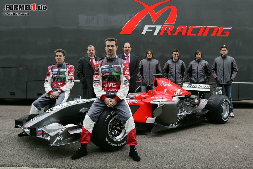 Foto zur News: Februar 2006: Adrian Sutil bei der Vorstellung des MF1-Teams. Auf den Vorderrädern des Autos sitzen die Stammpiloten Christijan Albers und Tiago Monteiro.