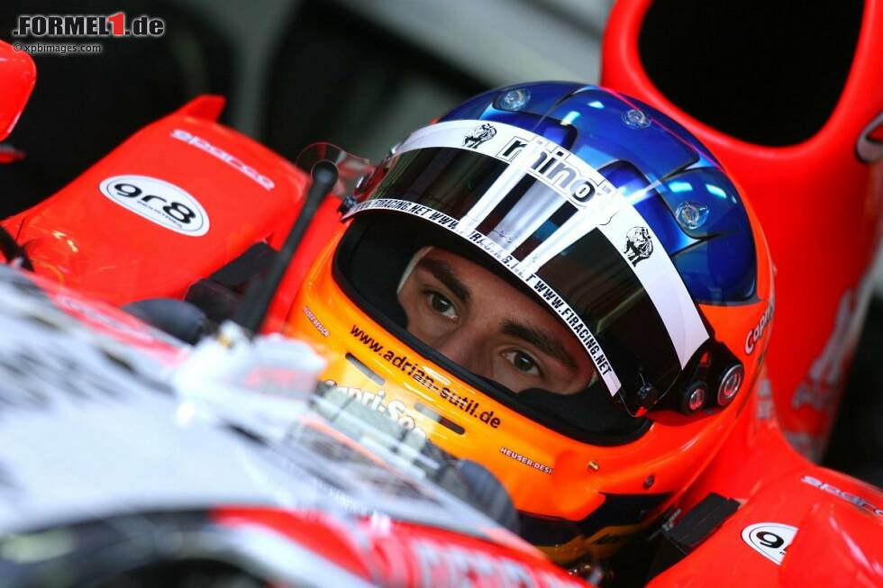 Foto zur News: Februar 2006: Bei den Wintertests in Valencia macht Adrian Sutil erstmals Bekanntschaft mit dem MF1-Formel-1-Auto. Er darf einige Testrunden drehen und sammelt Formel-1-Erfahrung.
