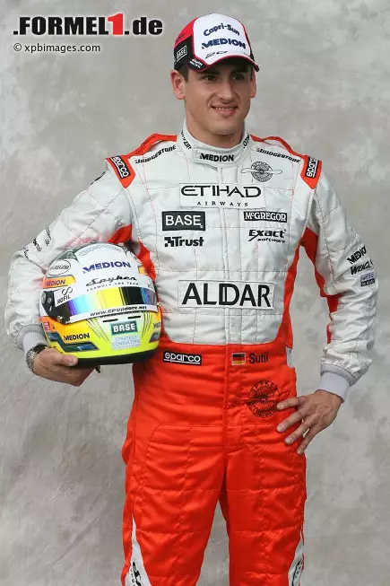 März 2007: Adrian Sutil posiert für das obligatorische Pressefoto. Es ist der Formel-1-Saisonauftakt in Melbourne, wo die Piloten vor einem einheitlichen Hintergrund abgelichtet werden. Sutil steht vor seinem Formel-1-Debüt als Stammfahrer. Foto zur News: März 2007: Adrian Sutil posiert für das obligatorische Pressefoto. Es ist der Formel-1-Saisonauftakt in Melbourne, wo die Piloten vor einem einheitlichen Hintergrund abgelichtet werden. Sutil steht vor seinem Formel-1-Debüt als Stammfahrer.