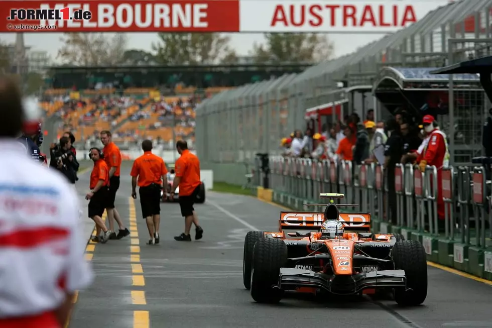 März 2007: Die ersten Meter. Adrian Sutil im Freien Training zum Großen Preis von Australien. "Down Under" beginnt der Rennfahrer aus Gräfelfing bei München seine Formel-1-Karriere. Foto zur News: März 2007: Die ersten Meter. Adrian Sutil im Freien Training zum Großen Preis von Australien. "Down Under" beginnt der Rennfahrer aus Gräfelfing bei München seine Formel-1-Karriere.