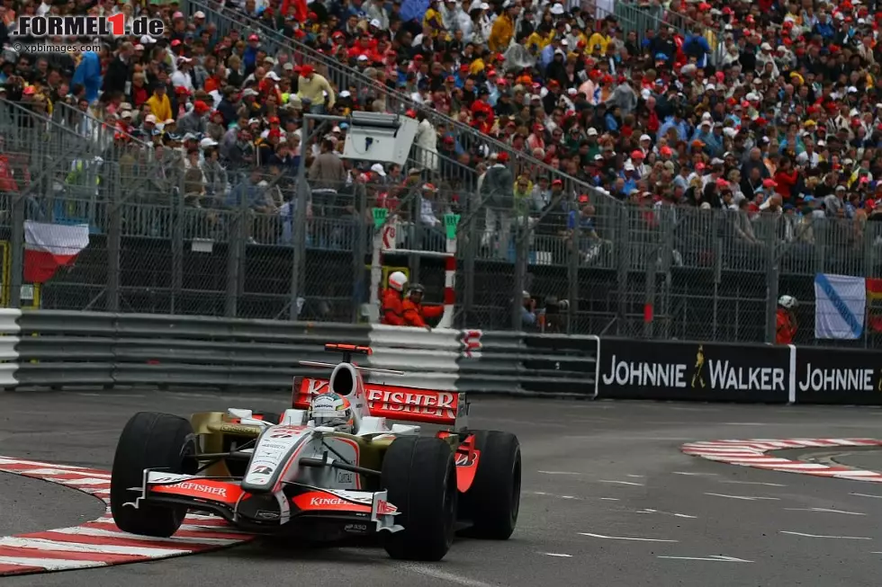 Mai 2008: Wie sehr Freud und Leid in der Formel 1 manchmal zusammenliegen, erfährt Adrian Sutil in Monte Carlo. Als Pilot im inzwischen in Force India umbenannten Team liegt er im Rennen sensationell an vierter Stelle, als er von Kimi Räikkönen in der Hafenschikane abgeschossen wird. Das Auto ist nicht mehr fahrbar, Sutil scheidet kurz vor Schluss aus. Ohne Punkte wird er am Saisonende WM-20. Foto zur News: Mai 2008: Wie sehr Freud und Leid in der Formel 1 manchmal zusammenliegen, erfährt Adrian Sutil in Monte Carlo. Als Pilot im inzwischen in Force India umbenannten Team liegt er im Rennen sensationell an vierter Stelle, als er von Kimi Räikkönen in der Hafenschikane abgeschossen wird. Das Auto ist nicht mehr fahrbar, Sutil scheidet kurz vor Schluss aus. Ohne Punkte wird er am Saisonende WM-20.