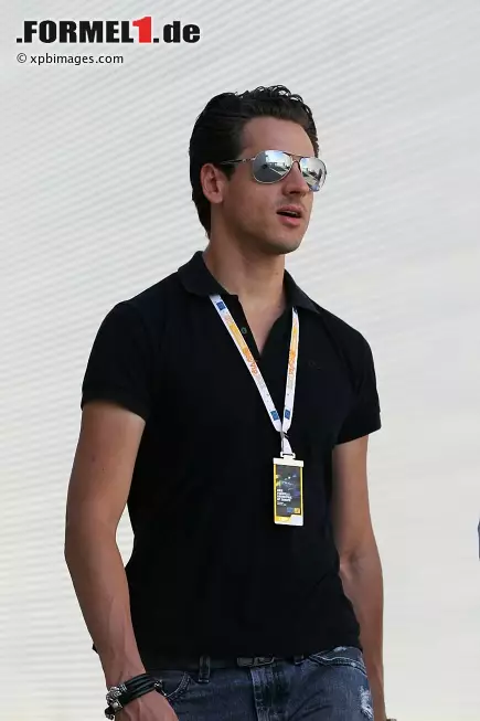 Mai 2012: Adrian Sutil im Privatoutfit. Nach einem eskalierten Discostreit mit Lotus-Manager Eric Lux wird Adrian Sutil zu einer Geld- und Bewährungsstrafe verurteilt. Wohl auch deshalb findet er für 2012 kein Formel-1-Cockpit. Den Kontakt zur Rennszene verliert er aber nicht: Er arbeitet als Experte für's Fernsehen und an seinem Comeback. Foto zur News: Mai 2012: Adrian Sutil im Privatoutfit. Nach einem eskalierten Discostreit mit Lotus-Manager Eric Lux wird Adrian Sutil zu einer Geld- und Bewährungsstrafe verurteilt. Wohl auch deshalb findet er für 2012 kein Formel-1-Cockpit. Den Kontakt zur Rennszene verliert er aber nicht: Er arbeitet als Experte für's Fernsehen und an seinem Comeback.