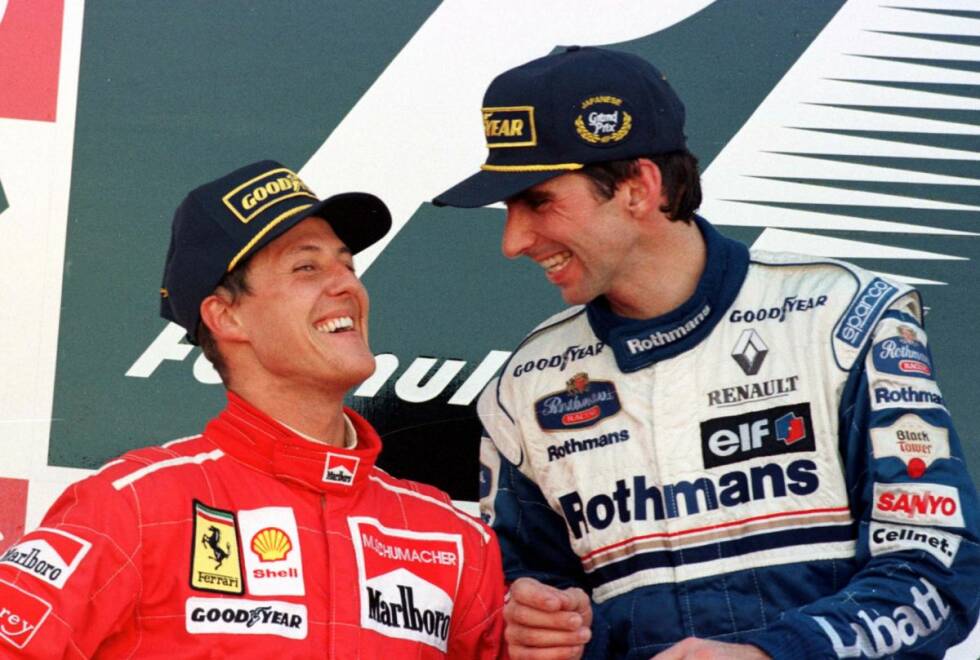 Foto zur News: 1996: Damon Hill kommt als WM-Leader nach Suzuka, wo erstmals das Saisonfinale stattfindet. Sein Vorsprung auf Williams-Teamkollege Jacques Villeneuve beträgt neun Punkte - Villeneuves Chancen sind also nur noch rechnerischer Natur. Und während Villeneuve im Rennen ausscheidet, spielt Hill die Dominanz des Williams aus, gewinnt den Grand Prix und - im dritten Anlauf - seinen ersten Titel. Da gratuliert sogar Erzfeind Michael Schumacher, 1996 im Ferrari ohne jede Titelchance.