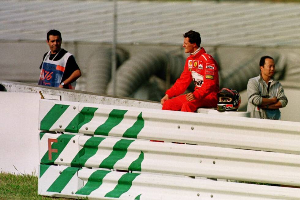 Foto zur News: 1998: Mit vier Punkten Rückstand auf McLaren-Pilot Mika Häkkinen kommt Michael Schumacher (Ferrari) zum WM-Finale. Allerdings würgt er vor der Aufwärmrunde auf der Pole-Position den Motor ab und muss daher von ganz hinten starten. Die sensationelle Aufholjagd bleibt unbelohnt: Häkkinen gewinnt und wird Weltmeister, Schumacher scheidet an dritter Stelle liegend wegen eines Reifenschadens aus - und bleibt einsam neben der Strecke sitzen.