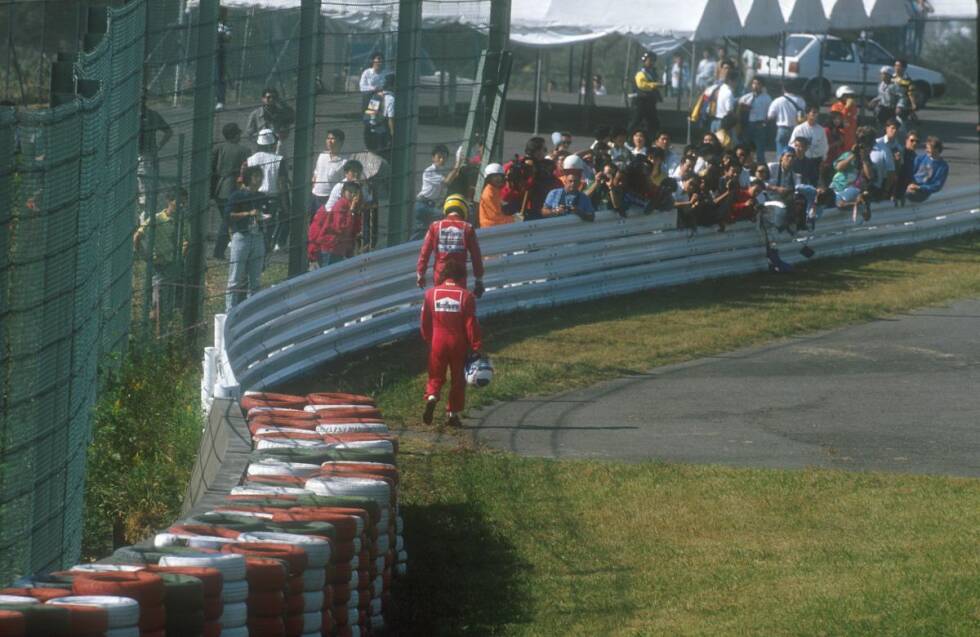 Foto zur News: 1990: Alain Prost, inzwischen zu Ferrari gewechselt, hat als WM-Zweiter nur noch geringe Titelchancen und muss unbedingt gewinnen. Polesetter Ayrton Senna überholt er direkt am Start, doch Senna nützt seine Chance und schießt den Ferrari ganz bewusst ab. Beide scheiden aus, Senna ist zum zweiten Mal Weltmeister. Im Vorfeld des Rennens hatte sich Senna lautstark darüber beschwert, dass die Pole-Position seiner Meinung nach auf die falsche Seite der Startaufstellung gelegt wurde.