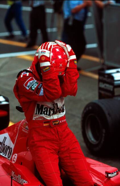 Foto zur News: 2000: Der von der Pole-Position gestartete Michael Schumacher liegt zunächst hinter McLaren-Pilot Mike Häkkinen an zweiter Stelle, schließlich würde er auch bei diesem Rennausgang mit fast uneinholbaren acht Punkten Vorsprung zum WM-Finale nach Malaysia reisen. Aber nach einem Regenschauer spielt er seine bekannte Klasse bei schwierigen Bedingungen aus und gewinnt das Rennen sogar noch vor dem Finnen. Schumacher ist der erste Ferrari-Weltmeister seit Jody Scheckter 1979.