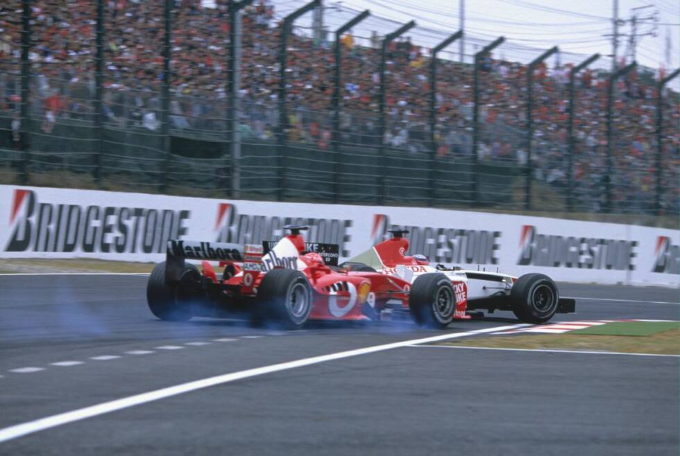 Foto zur News: 2003: Michael Schumacher reicht ein achter Platz, um den Titel zu holen, sollte Kontrahent Kimi Räikkönen (McLaren) gewinnen. Aber das vermeintlich leichte Unterfangen wird wegen einer Reihe von Zwischenfällen doch noch zur Zitterpartie. Schumachers Ferrari-Teamkollege Rubens Barrichello leistet als Sieger Schützenhilfe.