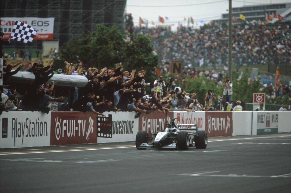 Foto zur News: 1999: Mika Häkkinen kommt diesmal mit vier Punkten Rückstand auf Eddie Irvine in Suzuka an, gewinnt aber den Grand Prix von Japan souverän vor Irvines Ferrari-Teamkollege Michael Schumacher. Selbst wenn Schumacher Irvine vorbeigelassen hätte, wäre Häkkinen bei Punktegleichheit Weltmeister geworden.