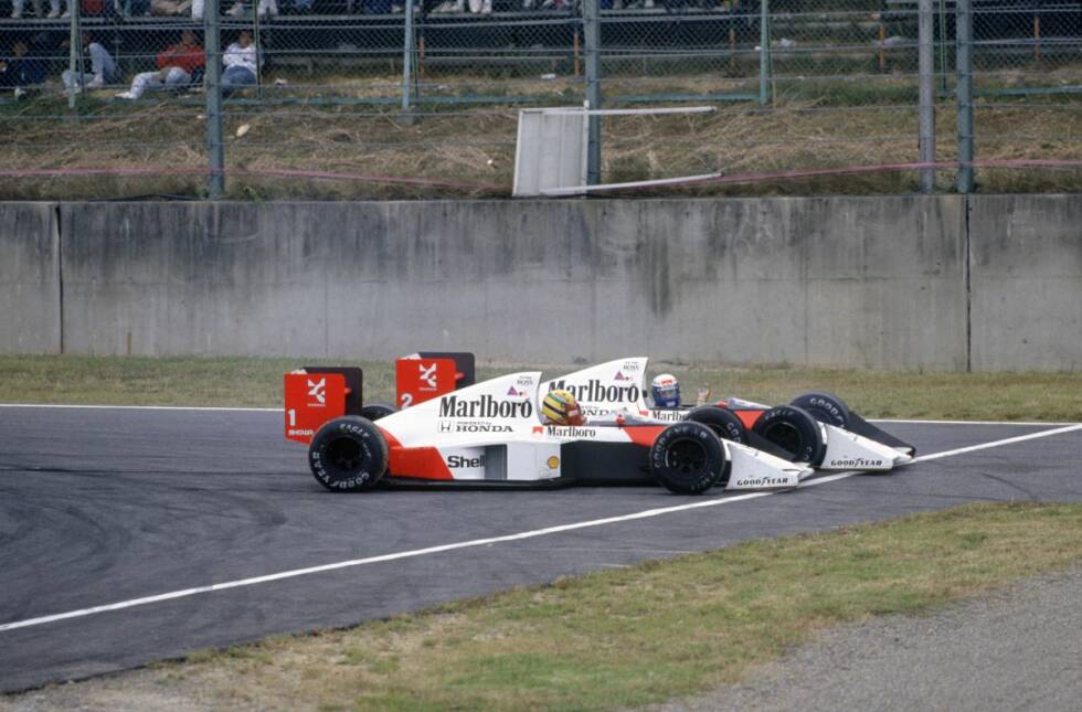Foto zur News: 1989: Alain Prost kommt mit zwei Streichresultaten als WM-Leader nach Suzuka, diesmal also umgekehrte Vorzeichen. Ayrton Senna muss gewinnen, um einen Showdown beim Finale in Adelaide herbeizuführen, und versucht in der 46. Runde in der Schikane, an Prost vorbei in Führung zu gehen. Der macht aber die Tür zu und provoziert eine Kollision, die ihn zum Weltmeister macht - zunächst nur vermeintlich. Denn Senna lässt seinen McLaren an der Box reparieren, bläst zur Aufholjagd und gewinnt den Grand Prix. Erst nachträglich wird er wegen Abkürzens der Strecke disqualifiziert und Prost zum Weltmeister erklärt.