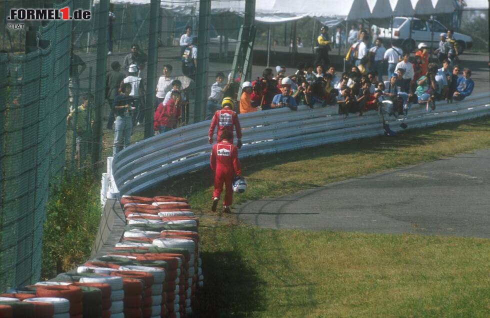 Foto zur News: 1990: Alain Prost, inzwischen zu Ferrari gewechselt, hat als WM-Zweiter nur noch geringe Titelchancen und muss unbedingt gewinnen. Polesetter Ayrton Senna überholt er direkt am Start, doch Senna nützt seine Chance und schießt den Ferrari ganz bewusst ab. Beide scheiden aus, Senna ist zum zweiten Mal Weltmeister. Im Vorfeld des Rennens hatte sich Senna lautstark darüber beschwert, dass die Pole-Position seiner Meinung nach auf die falsche Seite der Startaufstellung gelegt wurde.
