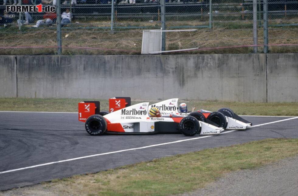 Foto zur News: 1989: Alain Prost kommt mit zwei Streichresultaten als WM-Leader nach Suzuka, diesmal also umgekehrte Vorzeichen. Ayrton Senna muss gewinnen, um einen Showdown beim Finale in Adelaide herbeizuführen, und versucht in der 46. Runde in der Schikane, an Prost vorbei in Führung zu gehen. Der macht aber die Tür zu und provoziert eine Kollision, die ihn zum Weltmeister macht - zunächst nur vermeintlich. Denn Senna lässt seinen McLaren an der Box reparieren, bläst zur Aufholjagd und gewinnt den Grand Prix. Erst nachträglich wird er wegen Abkürzens der Strecke disqualifiziert und Prost zum Weltmeister erklärt.