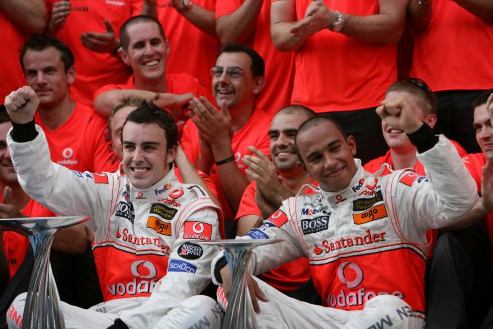 Foto zur News: &quot;Krieg der Sterne&quot; hieß es in der Saison 2007: So einträchtig wie beim gemeinsamen Siegerfoto in Australien waren Fernando Alonso und Lewis Hamilton im späteren Saisonverlauf nicht mehr. Der Spanier wollte Nummer-eins-Status gegenüber dem pfeilschnellen Neuling...