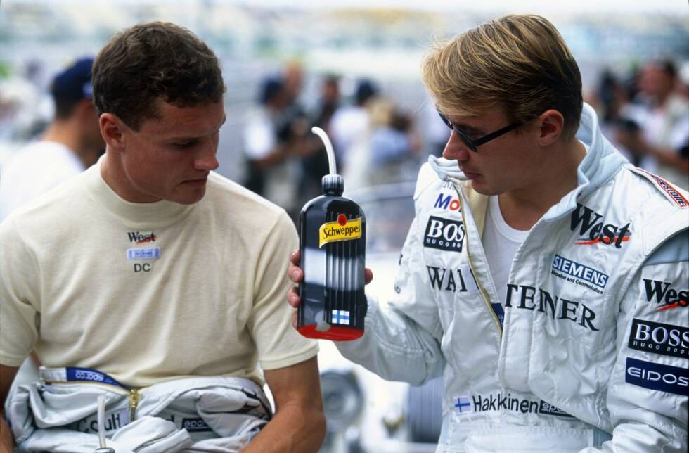 Foto zur News: Aller Rivalität auf der Strecke zum Trotz: Häkkinen (rechts) und Coulthard blieben Freunde und bewahrten sich ein gutes Verhältnis. Kurios, dass es mit Kimi Räikkönen erneut ein Finne sein sollte, der dem Schotten in der Folge das Leben schwer machte.