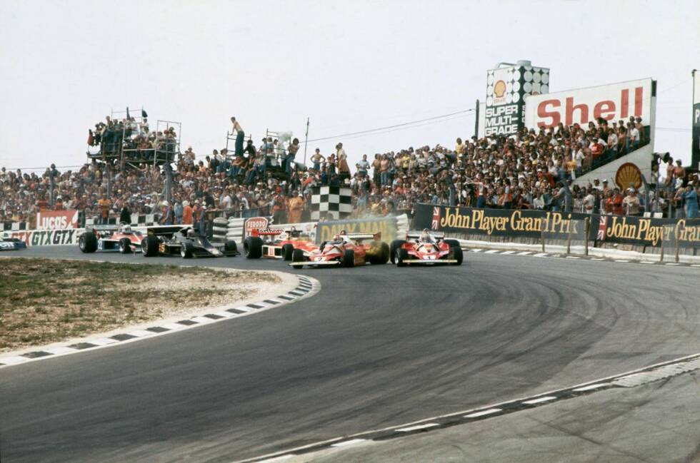 Foto zur News: Der Schweizer, der nach einem BRM-Intermezzo in die Ferrari-Familie zurückgekehrt war, hatte die Scuderia zurück an die Spitze geführt. Beim Großbritannien-Grand-Prix 1976 in Brands Hatch jedoch brannten Reggazoni die Sicherungen durch. Er räumte Lauda ab und musste in Maranello seinen Hut nehmen.