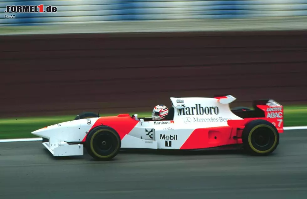 1993 wechselte Mansell in die US-amerikanische CART-Serie, wo er gleich im ersten Jahr Meister wurde. Später kehrte er noch einmal in die Formel 1 zurück, doch das zweite Kapitel seiner Karriere endete dort wenig ruhmreich. 1995 passte der nicht mehr ganz durchtrainierte Mansell zunächst nicht ins Cockpit seines McLaren. Nachdem dieses umgebaut wurde, warf er nach nur zwei Rennen die Brocken hin. Foto zur News: 1993 wechselte Mansell in die US-amerikanische CART-Serie, wo er gleich im ersten Jahr Meister wurde. Später kehrte er noch einmal in die Formel 1 zurück, doch das zweite Kapitel seiner Karriere endete dort wenig ruhmreich. 1995 passte der nicht mehr ganz durchtrainierte Mansell zunächst nicht ins Cockpit seines McLaren. Nachdem dieses umgebaut wurde, warf er nach nur zwei Rennen die Brocken hin.
