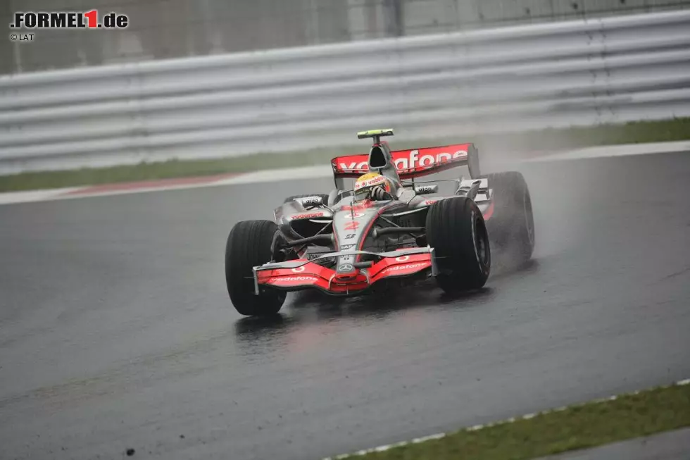 Platz 10: Lewis Hamilton, 129 Grands Prix. Der Mercedes-Pilot, der 2007 bei McLaren in die Formel 1 kam und in ersten Jahr fast schon Weltmeister wurde, steht mit 28 Jahren in der Blüte seiner Formel-1-Karriere und wird den 129 Grand Prix wahrscheinlich noch viele folgen lassen. Nach einer durchwachsenen Saison bei Mercedes möchte Hamilton 2014 mit dem Silberpfeil konstant an der Spitze fahren. Foto zur News: Platz 10: Lewis Hamilton, 129 Grands Prix. Der Mercedes-Pilot, der 2007 bei McLaren in die Formel 1 kam und in ersten Jahr fast schon Weltmeister wurde, steht mit 28 Jahren in der Blüte seiner Formel-1-Karriere und wird den 129 Grand Prix wahrscheinlich noch viele folgen lassen. Nach einer durchwachsenen Saison bei Mercedes möchte Hamilton 2014 mit dem Silberpfeil konstant an der Spitze fahren.