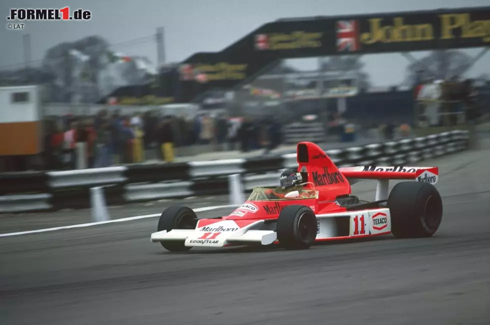 Platz 14: James Hunt, 92 Grands Prix. Dem ersten "Rockstar" der Formel 1 setzte Hollywood-Regisseur Ron Howard gerade mit "Rush" ein filmisches Denkmal. Zwischen 1973 und 1979 fuhr Hunt in der Formel 1. Berühmt wurde er neben seinen zahlreichen Affären vor allem durch das legendäre WM-Duell des Jahres 1976 gegen Niki Lauda. 1993 starb Hunt im Alter von nur 45 Jahren. Foto zur News: Platz 14: James Hunt, 92 Grands Prix. Dem ersten "Rockstar" der Formel 1 setzte Hollywood-Regisseur Ron Howard gerade mit "Rush" ein filmisches Denkmal. Zwischen 1973 und 1979 fuhr Hunt in der Formel 1. Berühmt wurde er neben seinen zahlreichen Affären vor allem durch das legendäre WM-Duell des Jahres 1976 gegen Niki Lauda. 1993 starb Hunt im Alter von nur 45 Jahren.