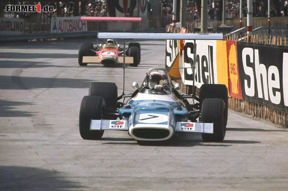 Platz 13: Jackie Stewart, 99 Grands Prix. Der Schotte galt in den frühen 1970er-Jahren als einer der besten Formel-1-Piloten und stellte in dieser Zeit mehrere Rekorde auf. 1969, 1971 und 1973 gewann Stewart den Weltmeistertitel. Seine Fahrer-Karriere endete früh und auf tragische Weise. Nachdem sein Teamkollege und Freund Francois Cevert 1973 beim Training zum Großen Preis der USA in Watkins Glen tödlich verunglückt war, zog sich das Tyrell-Team vom Rennen zurück, und Stewart sollte nie wieder an einem Formel-1-Rennen teilnehmen. Foto zur News: Platz 13: Jackie Stewart, 99 Grands Prix. Der Schotte galt in den frühen 1970er-Jahren als einer der besten Formel-1-Piloten und stellte in dieser Zeit mehrere Rekorde auf. 1969, 1971 und 1973 gewann Stewart den Weltmeistertitel. Seine Fahrer-Karriere endete früh und auf tragische Weise. Nachdem sein Teamkollege und Freund Francois Cevert 1973 beim Training zum Großen Preis der USA in Watkins Glen tödlich verunglückt war, zog sich das Tyrell-Team vom Rennen zurück, und Stewart sollte nie wieder an einem Formel-1-Rennen teilnehmen.
